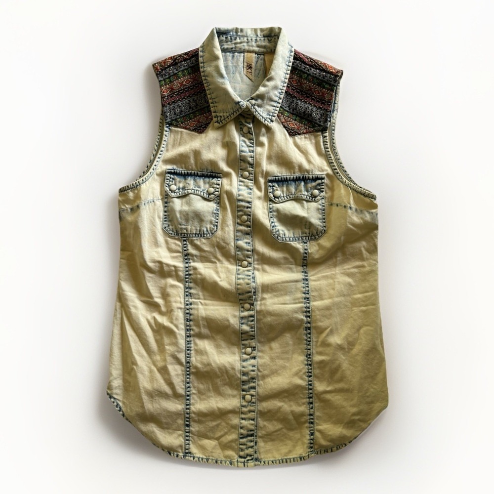 BKE Buckle Womens Acid‎ Wash Denim Vest Small Embroidered Tapestry Snap Western